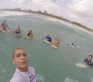 Professor Thiago Miranda, da escolinha de surf PF Surf School FOTO: Reprodução/Instagram
