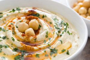 Receita de hummus, uma pasta de grão-de-bico.