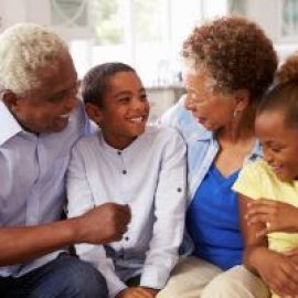 Como evitar a exaustão dos avós que cuidam dos netos?