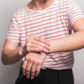 Rizartrose causa dores nos polegares e atinge mais as mulheres
