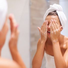 Você cuida da sua pele? Rotina básica de cuidados previne doenças como o câncer de pele
