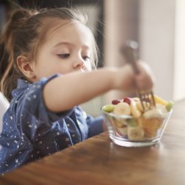 Alimentação infantil nas férias: como manter hábitos saudáveis mesmo fora da rotina escolar