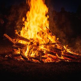 Fumaça, brasas e fogos de artifício: oftalmologista alerta para riscos de lesões
