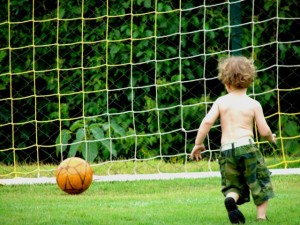 Criança-Jogando-Futebol
