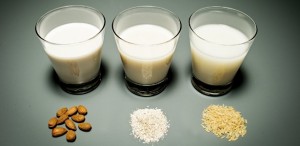 leites-feitos-a-base-de-amendoa-aveia-e-arroz-bebidas-vegetais