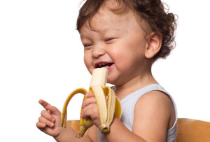 08-Criança-comendo-banana-ociente-come-banana-maisbyte
