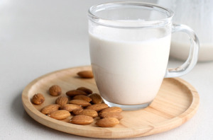 leite-sem-lactose-leite-de-amendoa