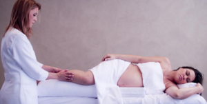 A drenagem linfática ou a massagem relaxante são dois procedimentos bem recomendados para as futuras mamães FOTO: Divulgação