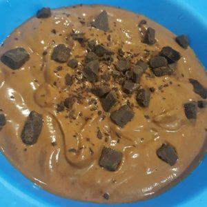 Receita de sobremesa saudável deliciosa. Fácil, sem açúcar. Lanche sorvete de chocolate saudável.