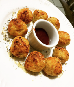 bolinhas de queijo crocante.