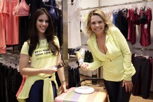 Manuela Rolim e Liliam Porto saboreando um picolé da Selecto Ice.