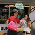 Ricardo Lopes e Monique Frota no stand da Nossa Fruta Brasil