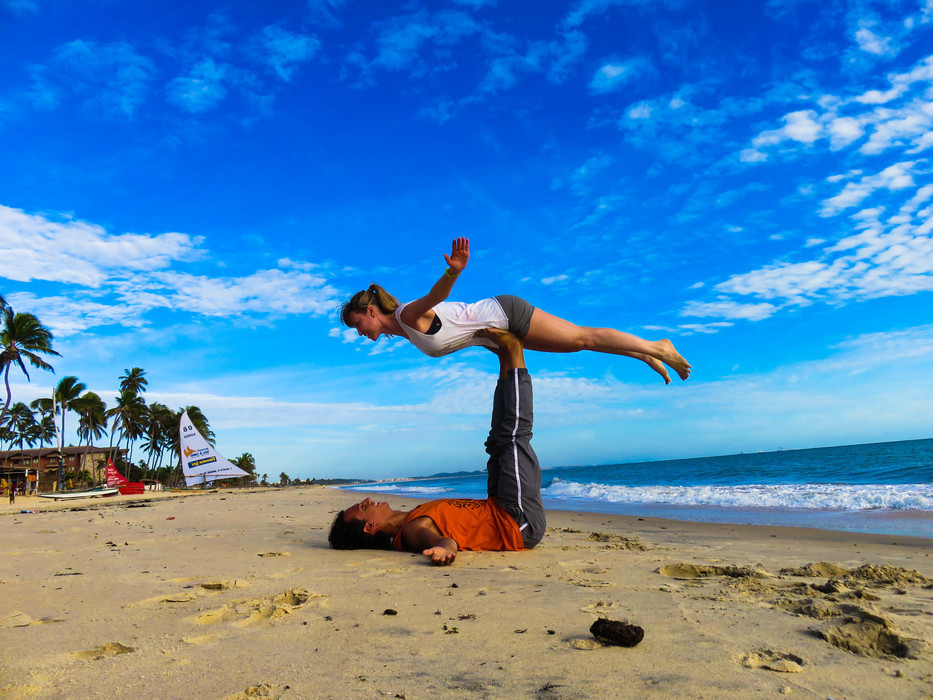 A AcroYoga combina movimentos da Yoga com acrobacia. (Foto: Instagram)