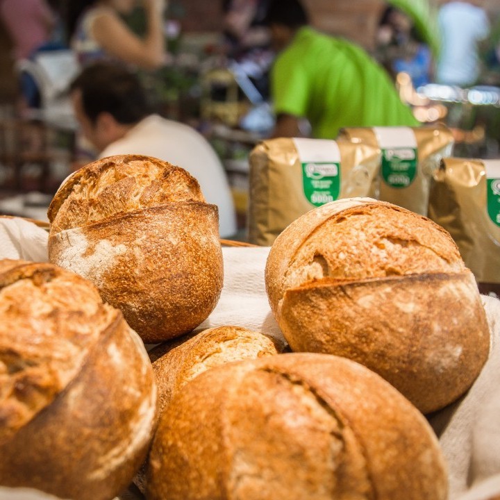 Os pães artesanais são 100% produzidos no restaurante. (Foto: Instagram)