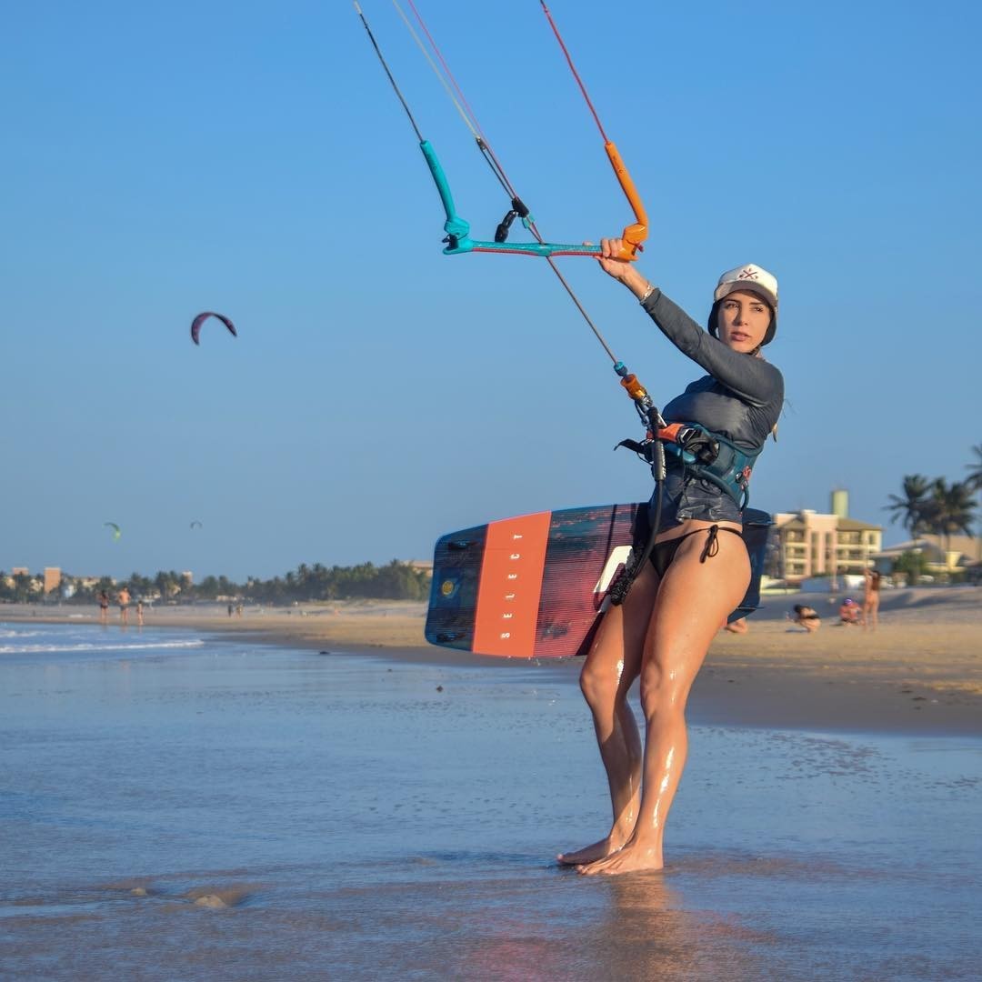 Olga pratica kitesurf e sempre que faz downwind garante sua hidratação dentro e fora d'água.