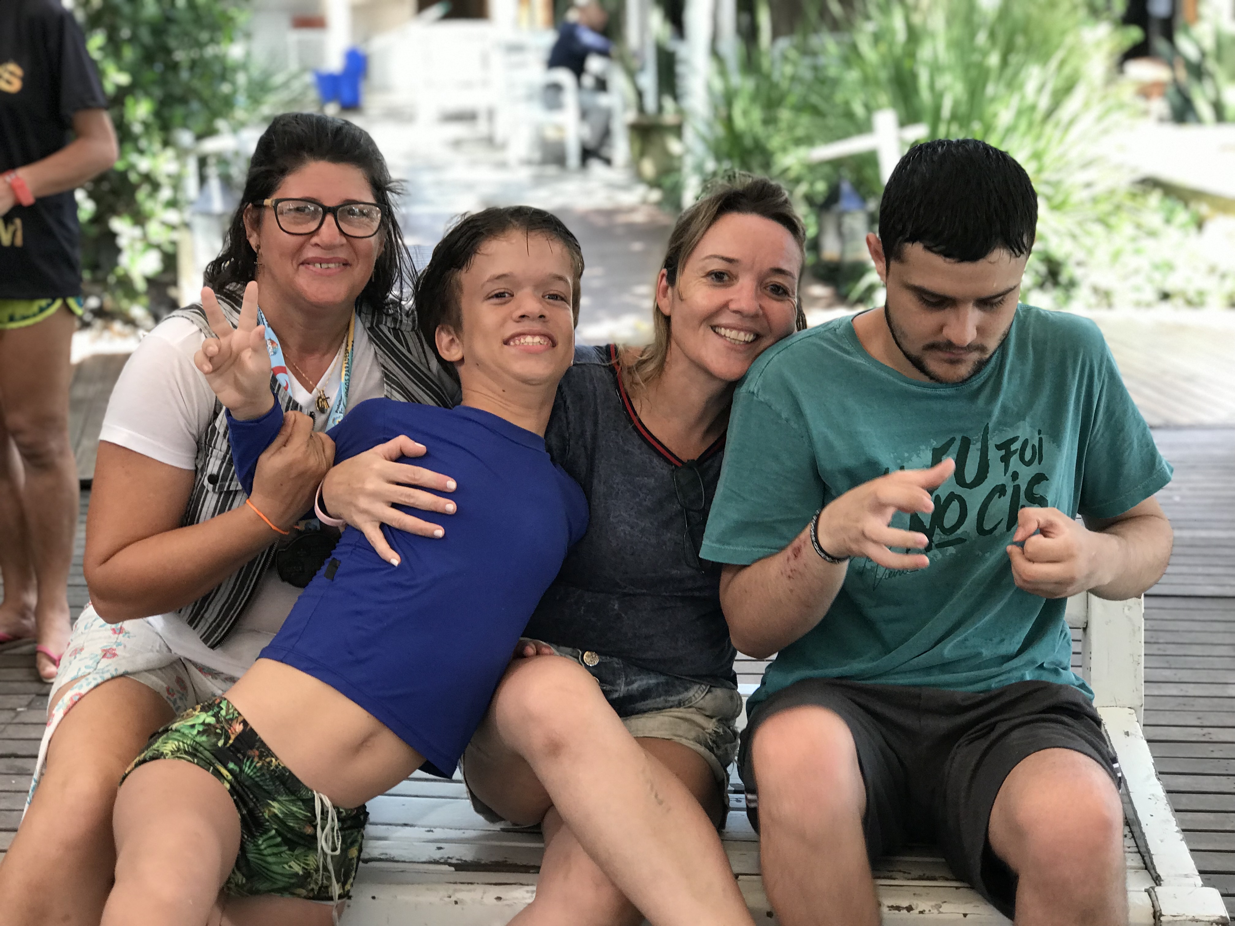 Erineuda, William, Kátia e Yann aproveitam o dia de atividades no Colosso Fortaleza. (Foto: Natália Fonteles)