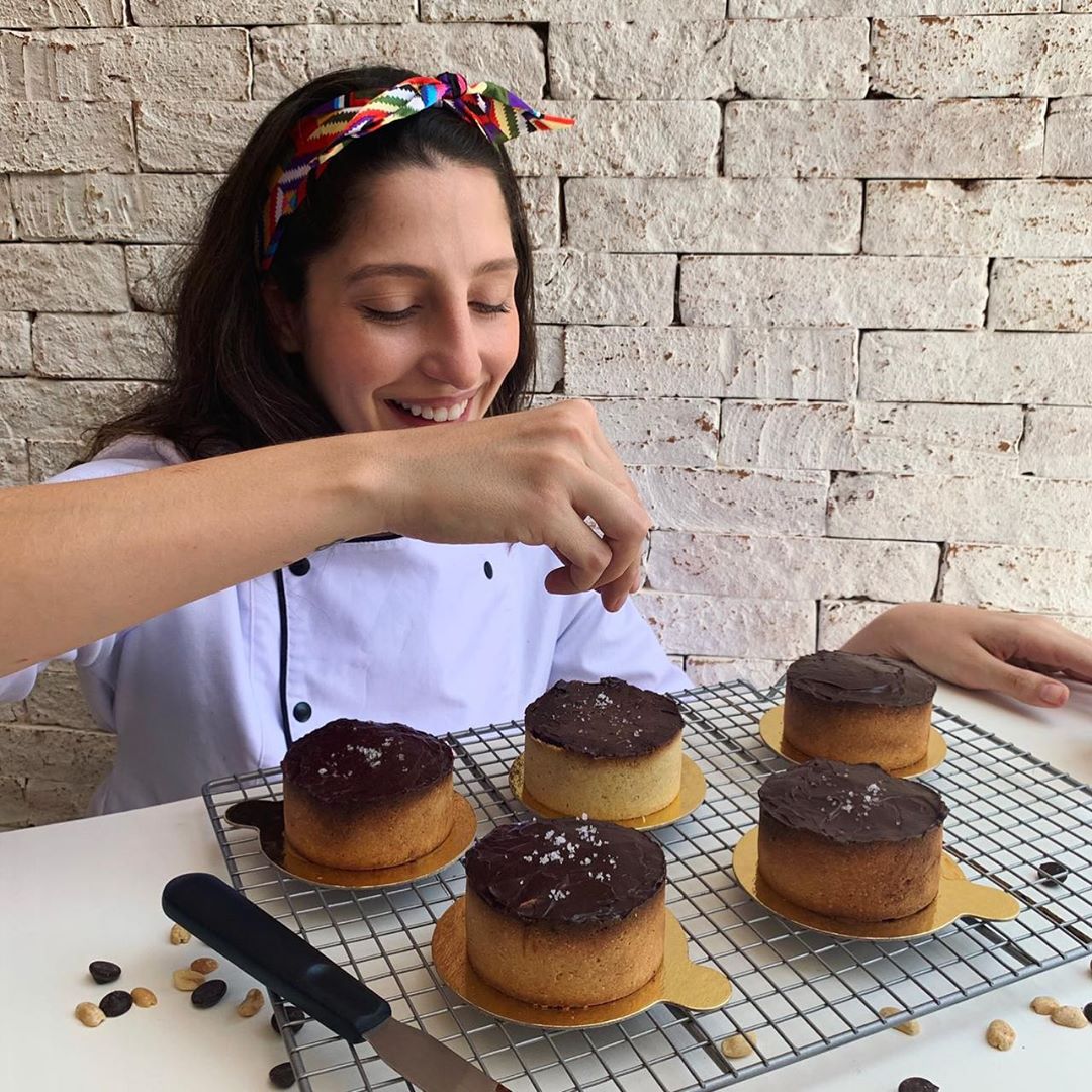 Chef Bárbara Saunders no preparo da Torta Salted Caramel. (Foto: Instagram)