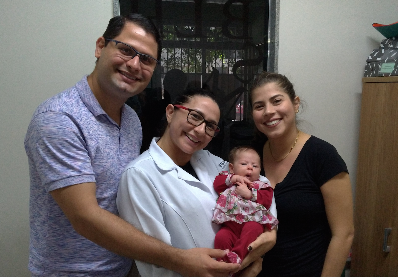 Edgleuson Rocha e Alessandra Rodrigues com filha Ester e profissional da MEAC.