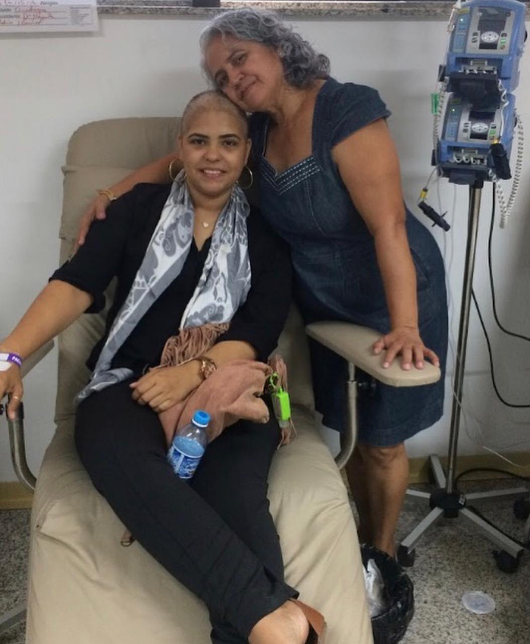 Cinthia e a mãe, Iolanda, ainda no período de tratamento, em 2016. (Foto: Arquivo Pessoal)