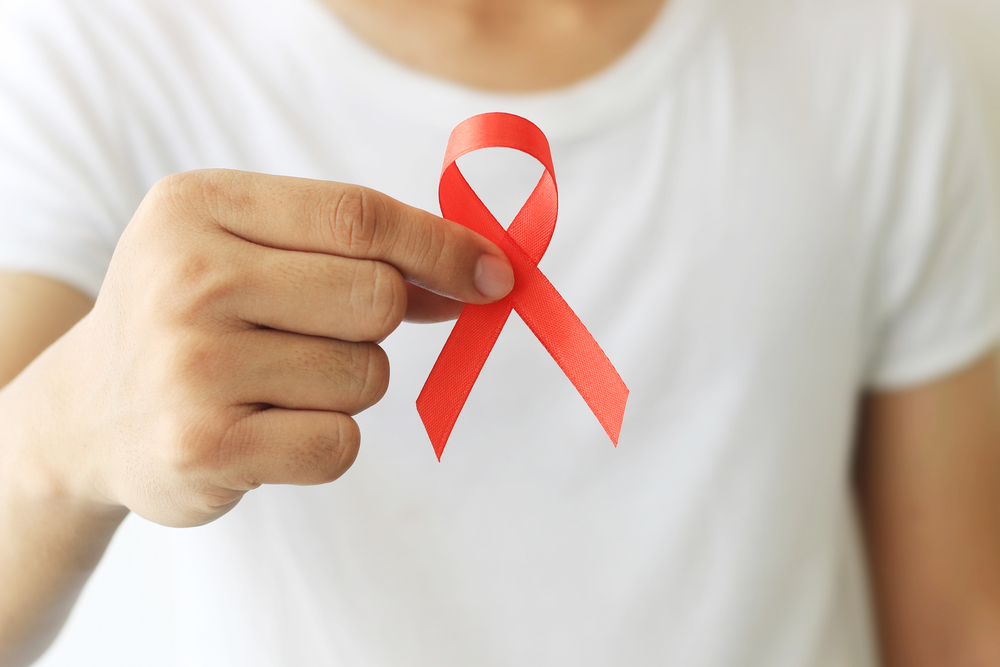 Dezembro Vermelho: A fim de orientar sobre o vírus e combater o preconceito, a campanha também busca por explicar a diferença entre o HIV e a Síndrome da Imunodeficiência Adquirida (AIDS). (Foto: Banco de Imagem)