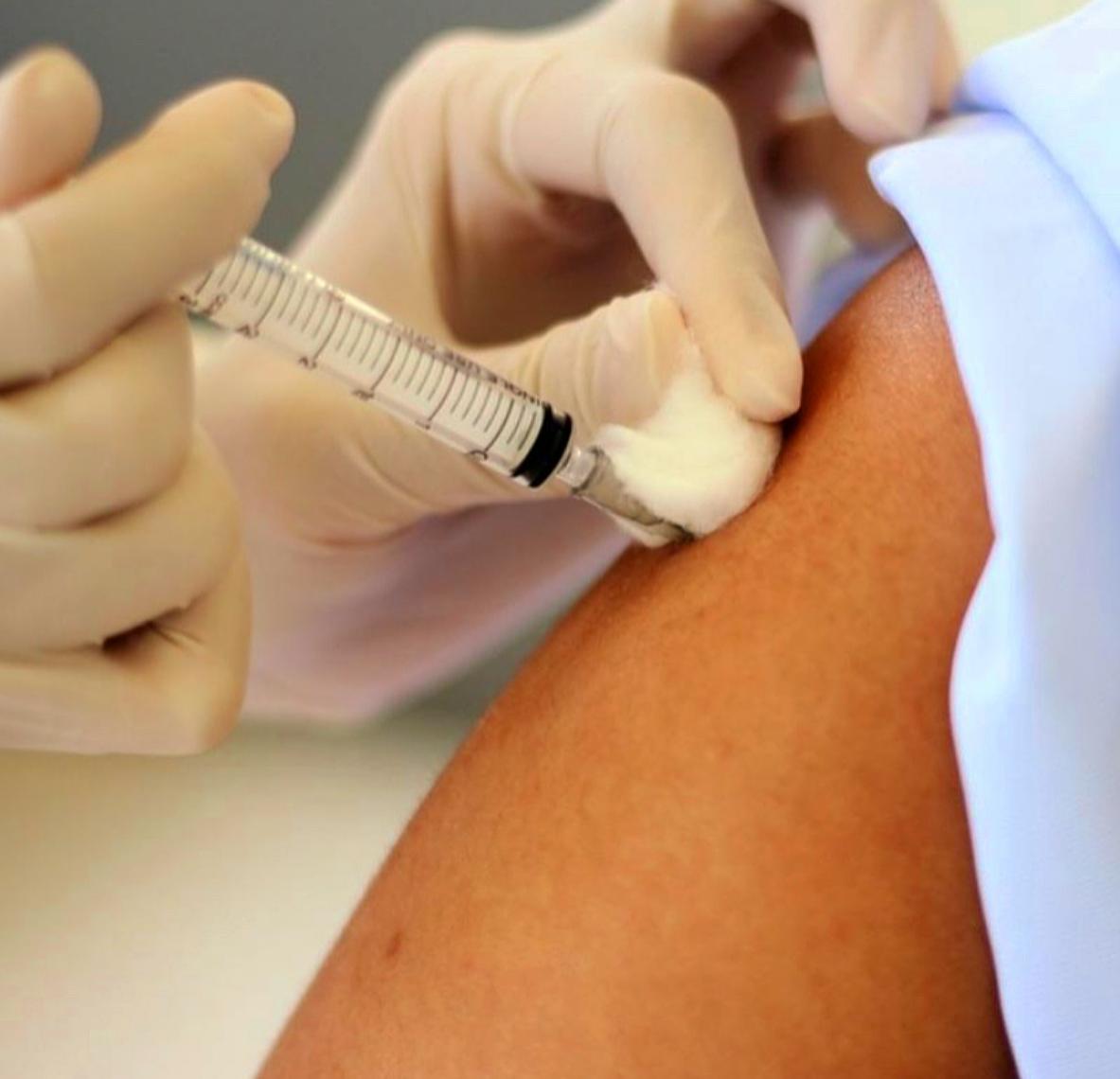 Quatro vacinas estão em testes no Brasil. (Foto: reprodução)