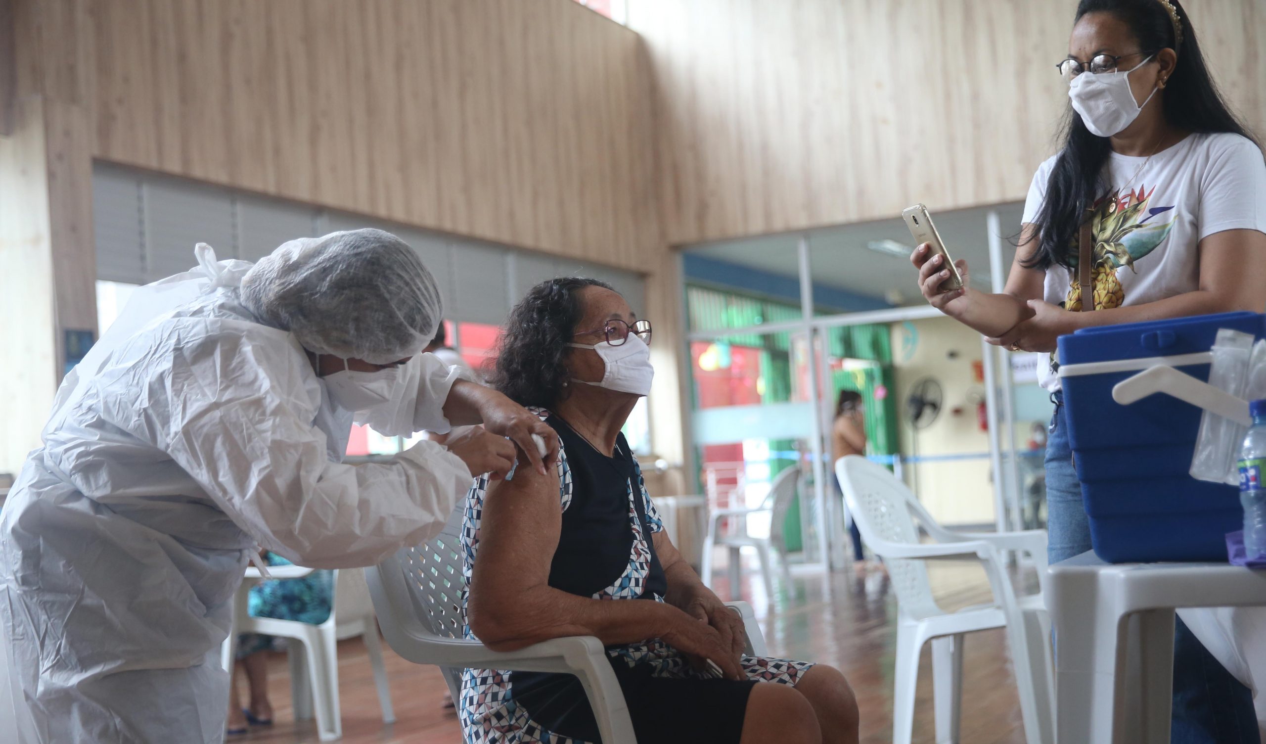 Idosos a partir de 70 anos começam a receber a vacina em Fortaleza e comemoram a 1ª dose em mais locais de aplicação neste feriado. 
