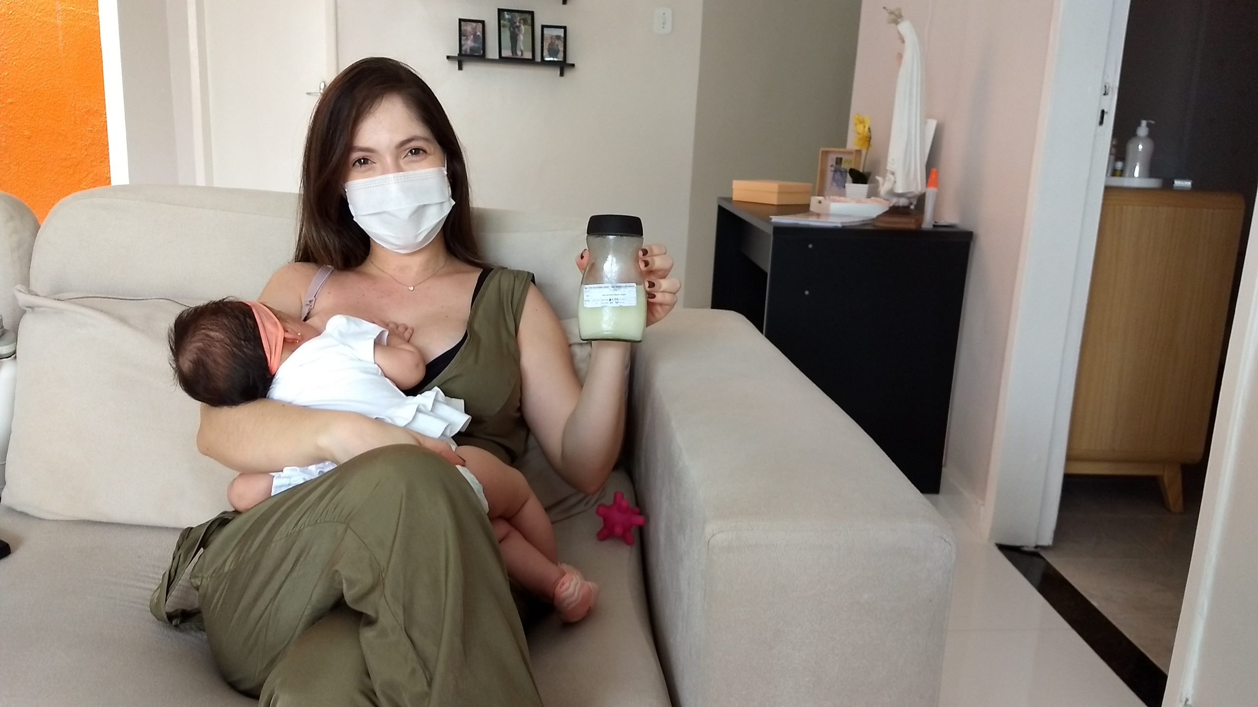 Lia é mãe de Melissa, de 3 meses, e é doadora de leite materno há um mês. (Foto: Ascom HRN)