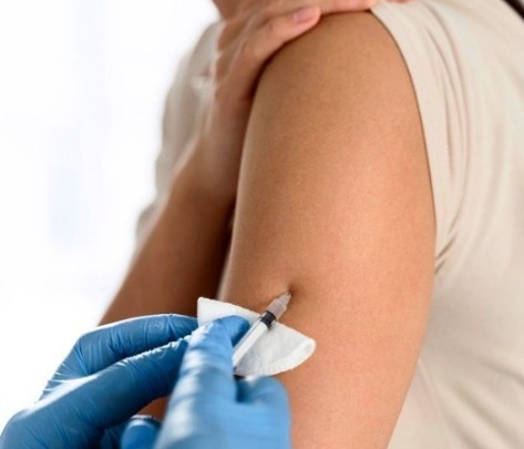 Vacina aumenta proteção contra as variantes Delta e Ômicron. (Foto: Canva Pro)