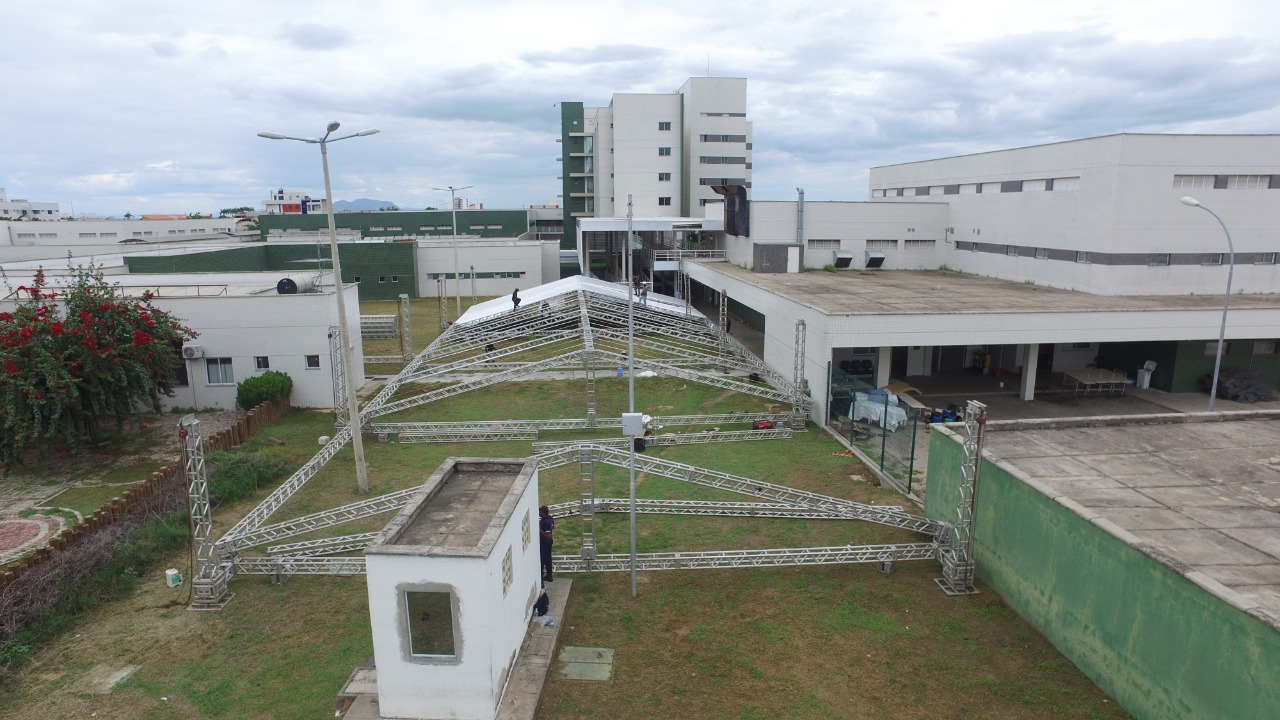 Construção do hospital de campanha em Sobral. Foto: Divulgação / Assessoria de Comunicação do Hospital Regional Norte (HRN)