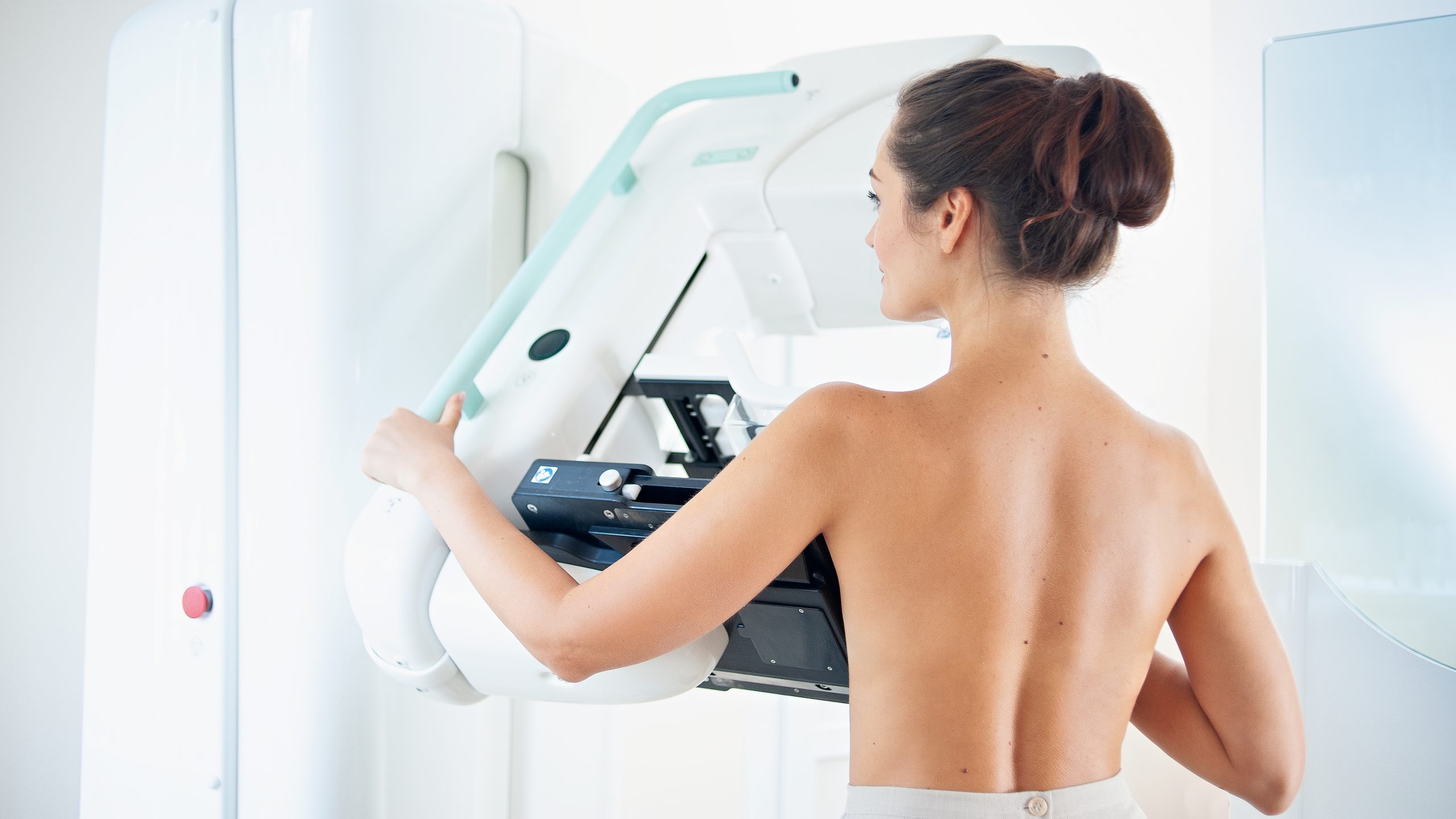 A mamografia é o procedimento essencial para diagnosticar e rastrear câncer de mama. (Foto: Reprodução: Freepik)