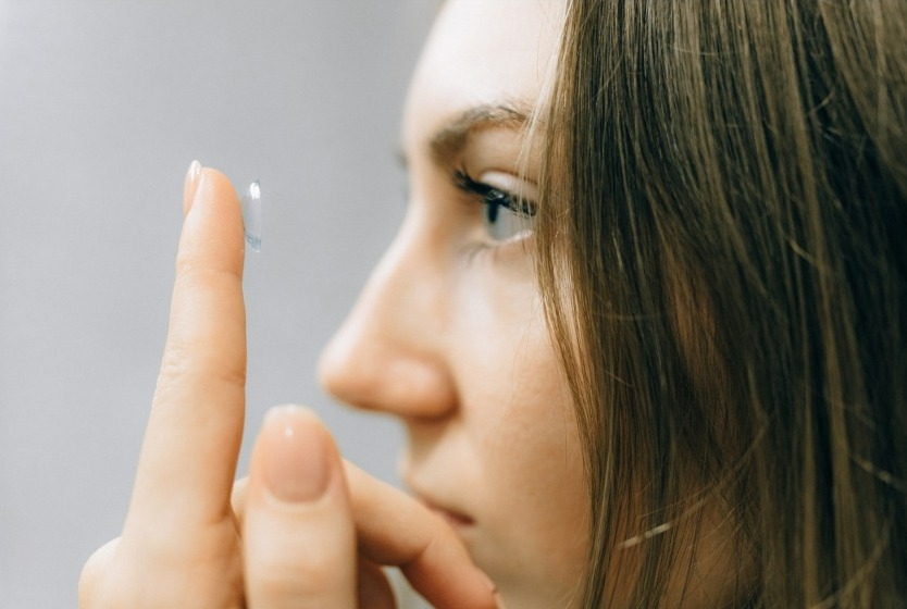 Mau uso das lentes de contato pode levar à complicações. (Foto: Divulgação).