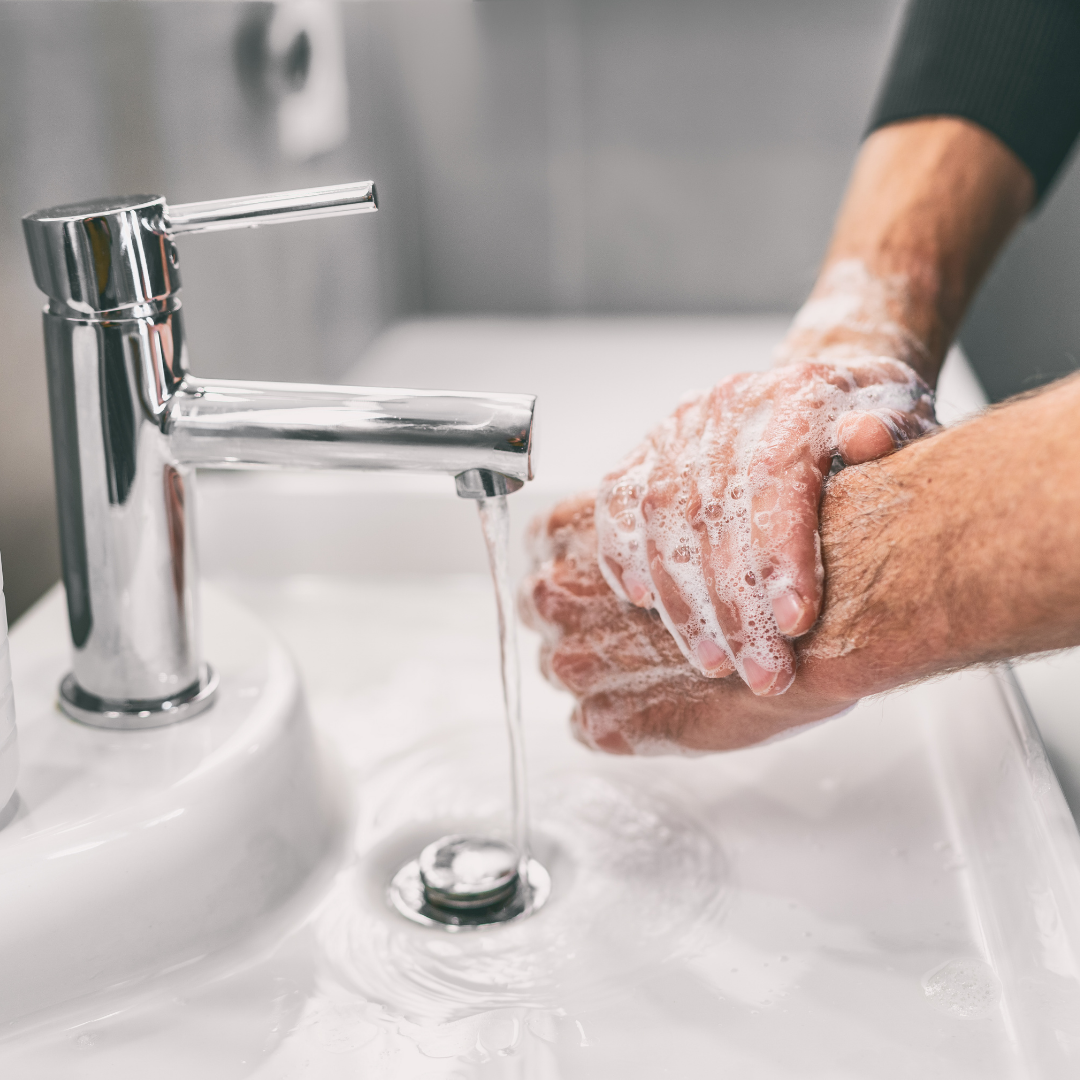 Higienizar as mãos ajuda prevenir infecções por micro-organismos. (Foto: Canva Pro).