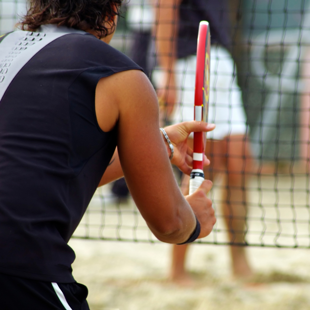 Beach Tennis é uma modalidade bastante praticada, porém é preciso ficar atento às possíveis lesões. (Foto: Canva Pro).