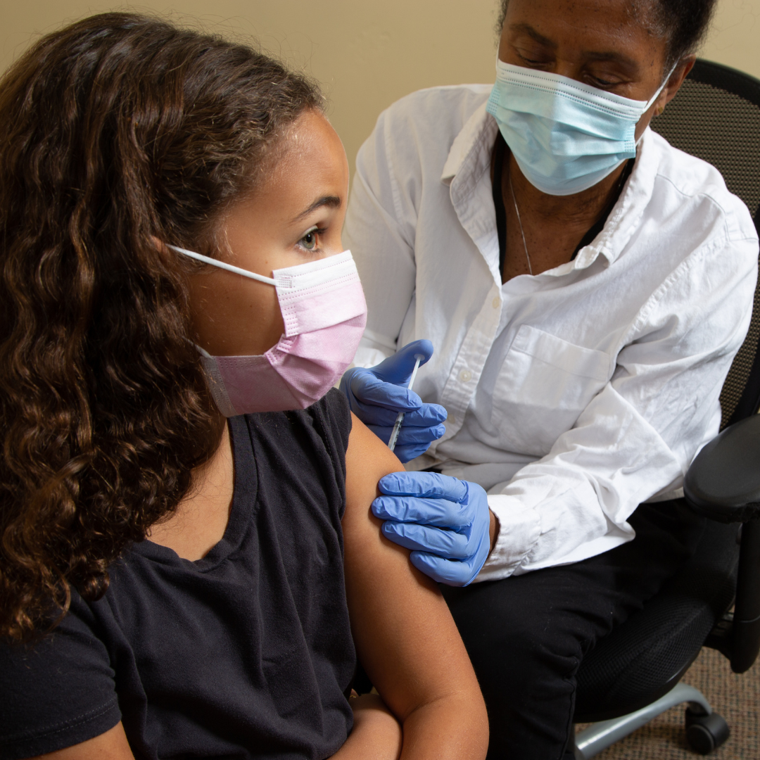 Crianças, adolescentes e adultos devem completar o esquema vacinal. (Foto: Canva Pro)