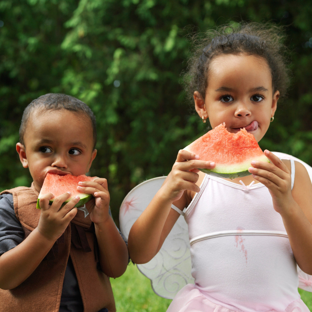 Apostar em frutas no lanche pode ser uma ótima estratégia para manter a alimentação dos pequenos em equilíbrio. (Foto: Canva Pro).