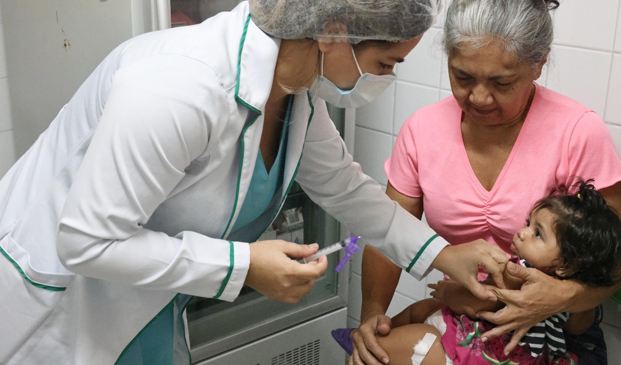 Os 118 postos de saúde de Fortaleza ofertam a imunização de segunda a sexta-feira, entre 7h e 18h30. E nos fins de semana e feriados, a vacinação segue em duas unidades, de 8h às 16h30 (Foto: Marcos Moura)